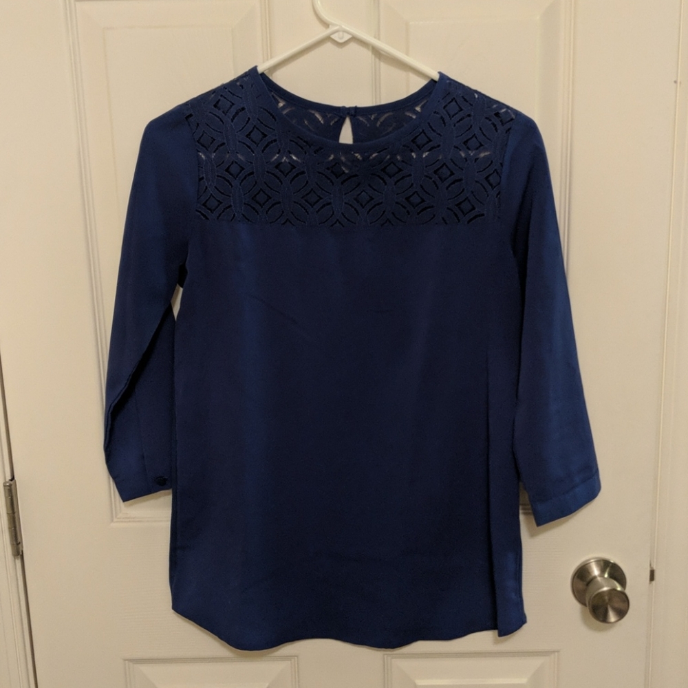 Size XS Boatneck Lace Van Heusen Top